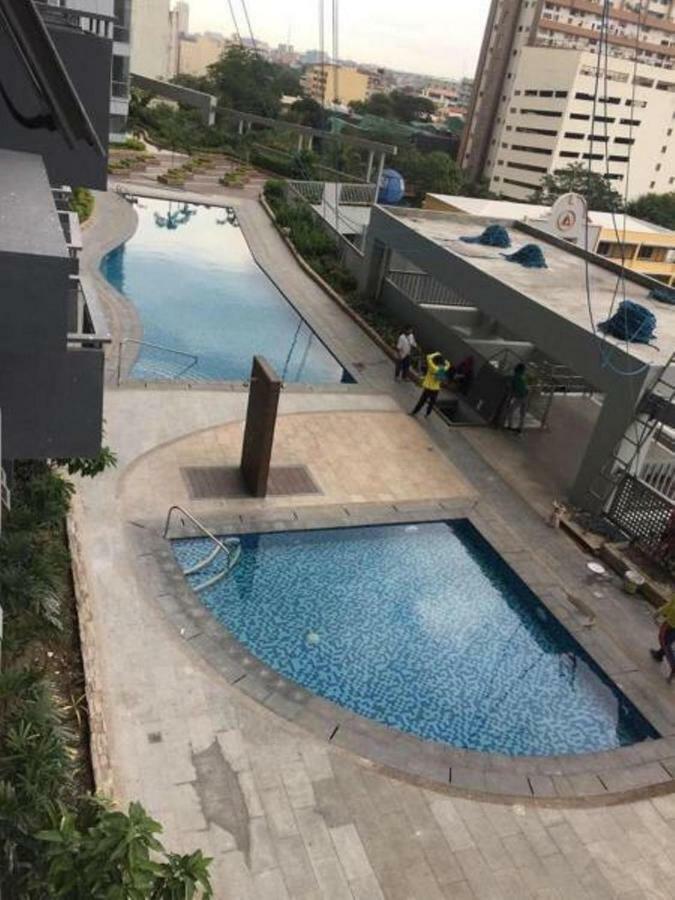 Cubao Manhattan Heights Unit 5A Tower C كويزون سيتي المظهر الخارجي الصورة